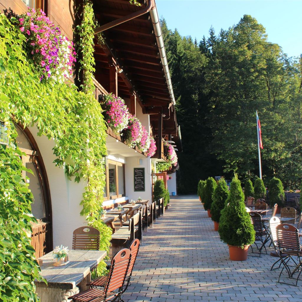Blick entlang der Hausfassade 
